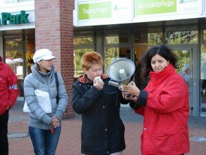 Petra Pau spricht zu den Demonstranten