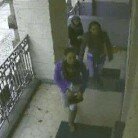 Drei Frauen auf dem Weg zum Wohnungseinbruch