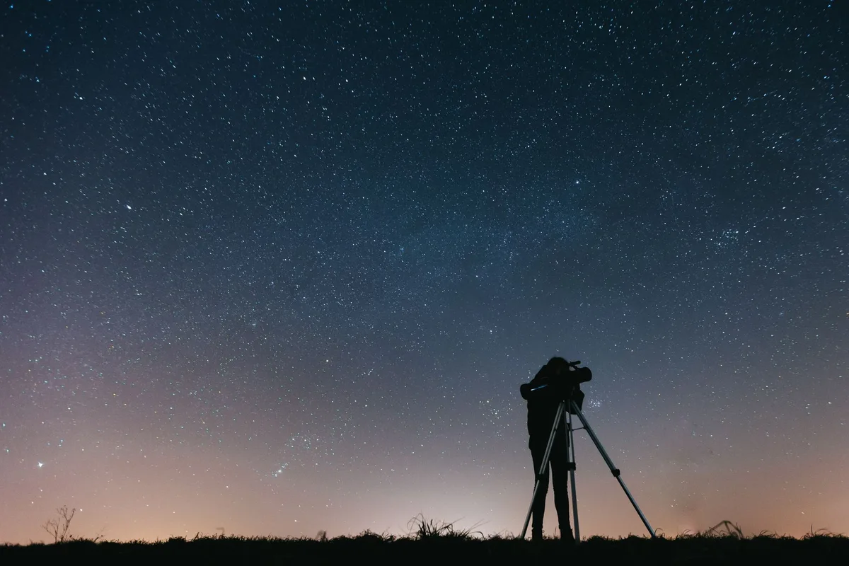Teleskop unter sternenklarem Himmel zur nächtlichen Himmelsbeobachtung