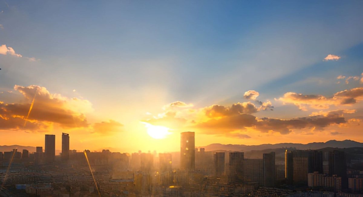 Luftaufnahme von dramatischem Sonnenuntergang oder Sonnenaufgang und blauem Himmel