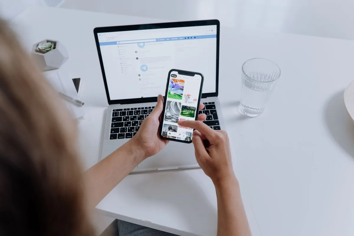 Verschiedene Geräte zeigen das Wahl-O-Mat-Tool mobil und am Desktop.
