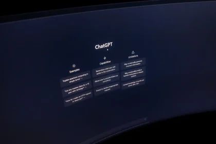 Person nutzt Wahl-O-Mat auf einem Laptop, um ihre politischen Positionen mit Parteien abzugleichen.