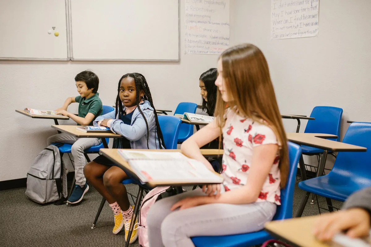 Diverse Schülerinnen und Schüler in einem Klassenzimmer beim gemeinsamen Lernen