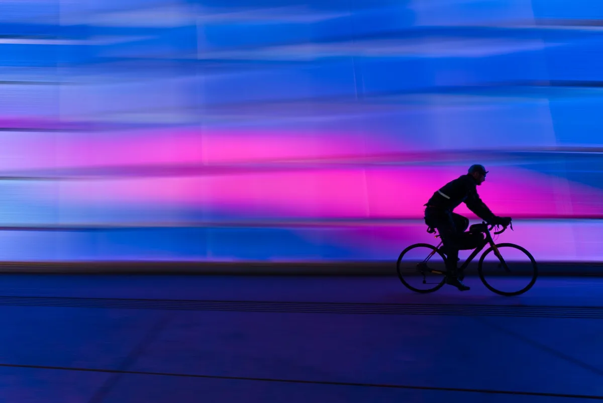 Fahrradfahrer auf dem Weg zum Stadion