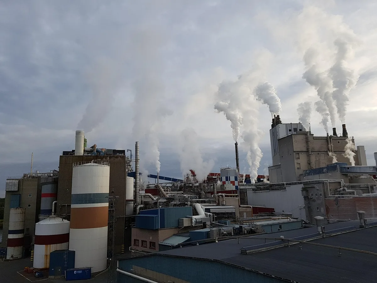 Industrielle Produktionsstätte mit Maschinen und Energiemetern im Hintergrund