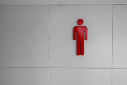 Fensteraufkleber eines Restaurants kennzeichnet öffentlich zugängliche Toilette