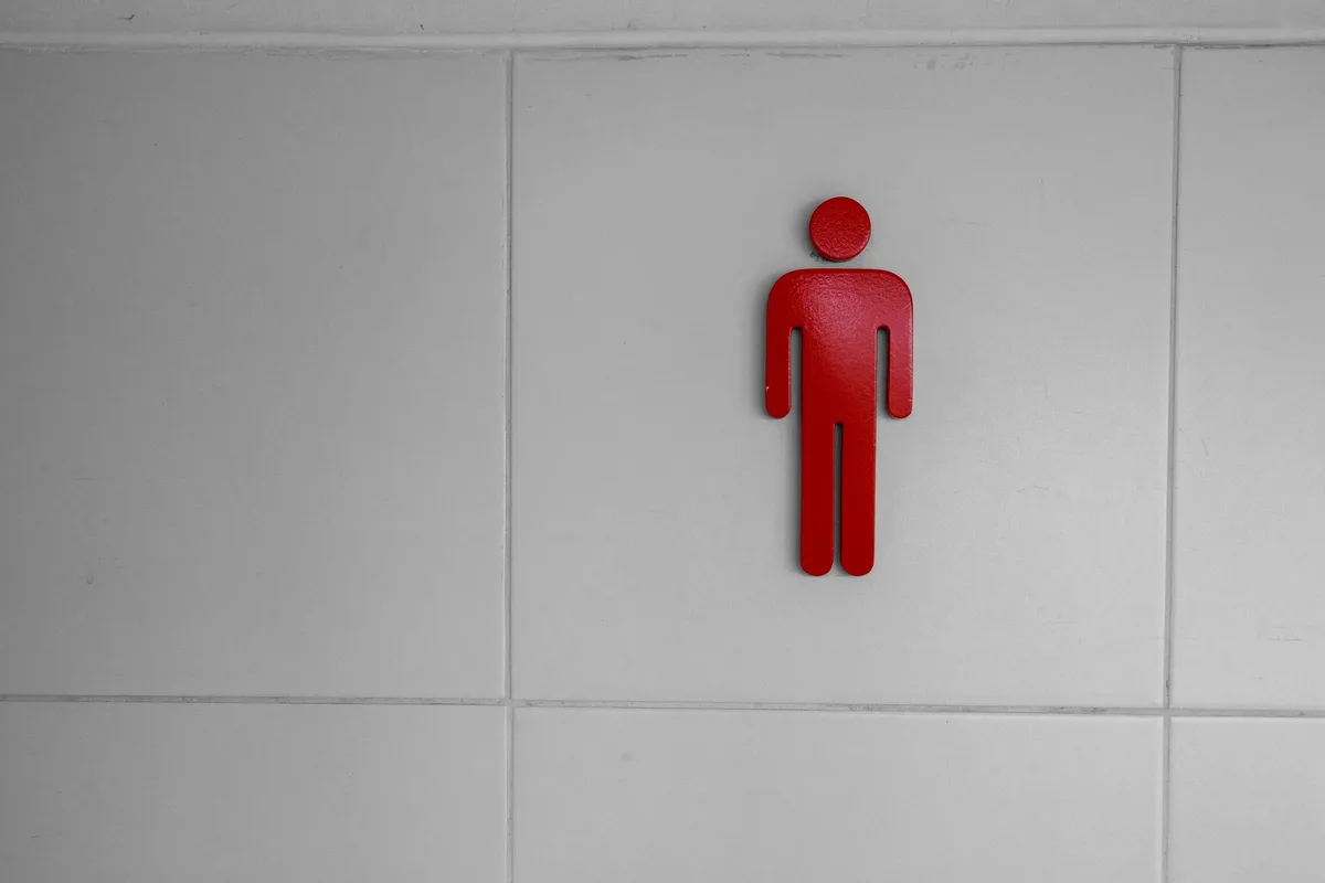 Fensteraufkleber eines Restaurants kennzeichnet öffentlich zugängliche Toilette