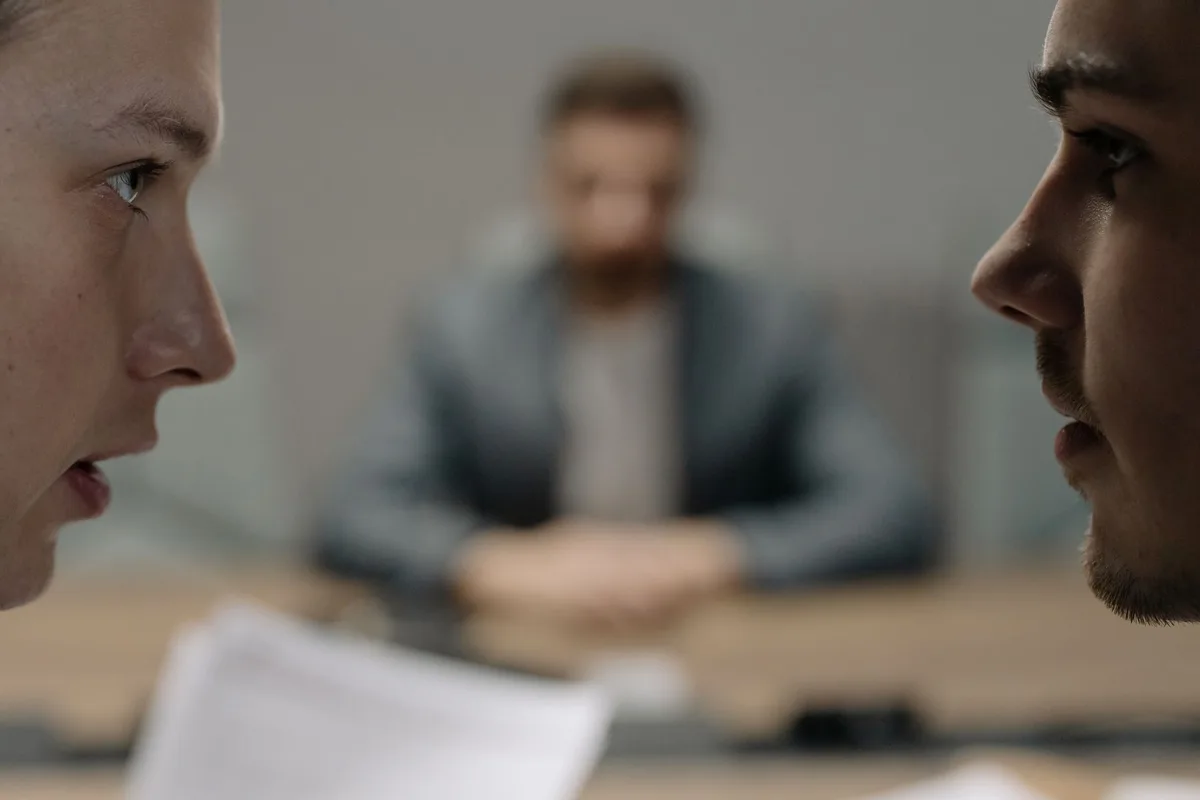 Wirtschaftsvertreter diskutieren Haushaltsfragen an einem Konferenztisch