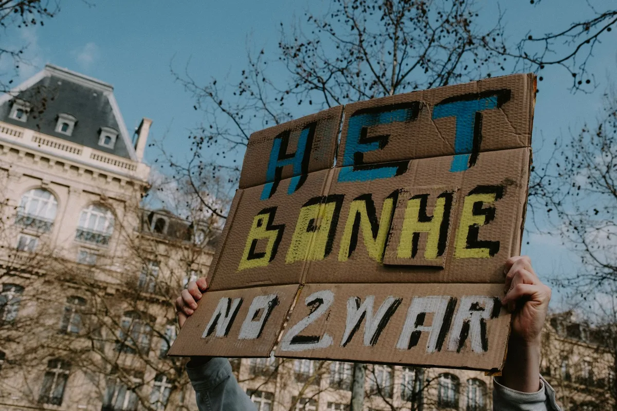 Demonstranten halten Plakate mit Wohnungssymbolen während einer Kampagne auf einem Berliner Platz