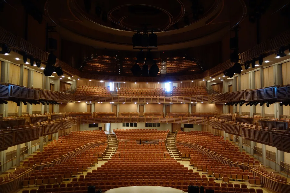 Modernes Theatergebäude mit großer Bühne und Zuschauerbereich