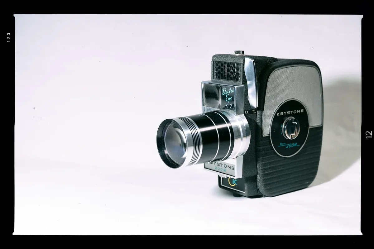 Vintage 8mm Filmkamera auf Tisch, Symbol für das minimale Produktionsverfahren des Films