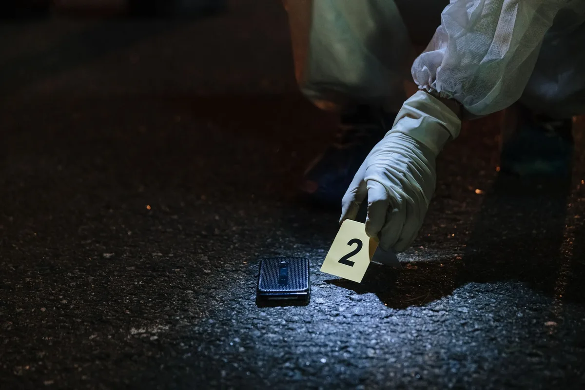 Computerfachleute f&uuml;hren forensische Analyse durch, um Datenabfluss zu untersuchen
