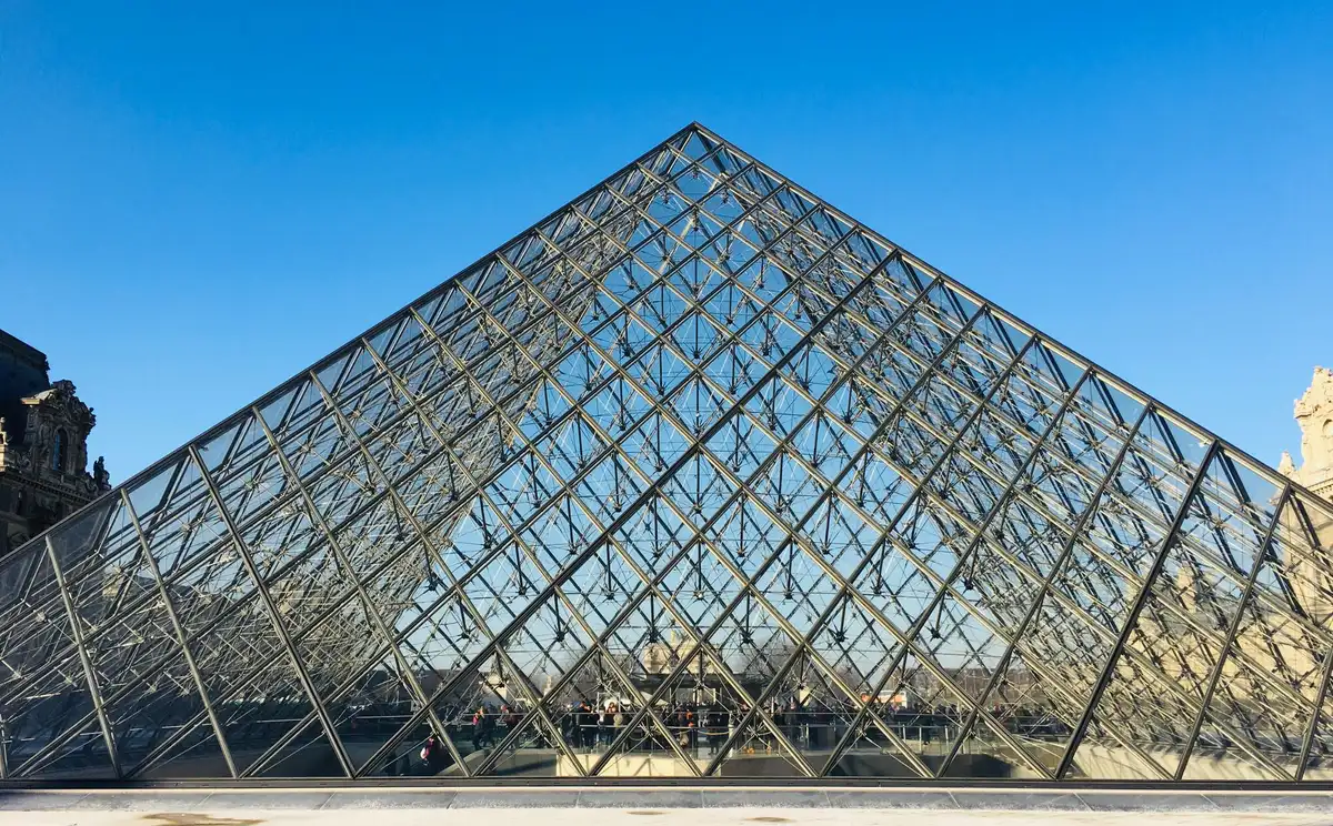 Modell eines futuristischen pyramidenförmigen Großhügelhauses mit gestaffelten Wohnungen und integrierten Verkehrswegen