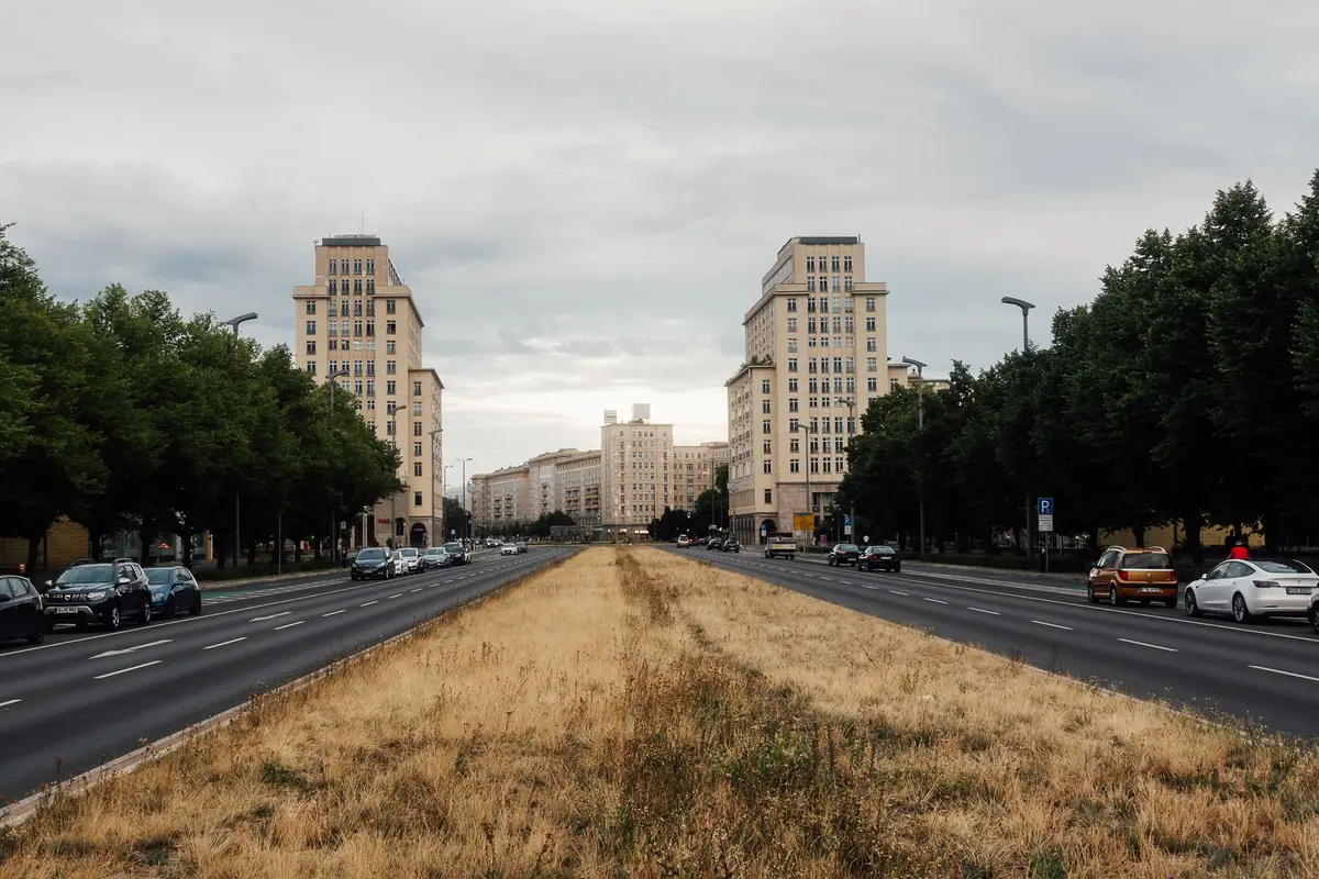 Modernistische Gebäude an der Karl-Marx-Allee in Berlin bei Nacht mit beleuchteter Architektur