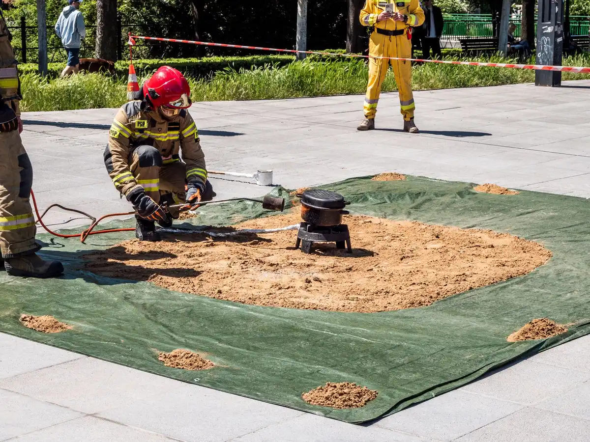Einsatzkräfte von Feuerwehr und Polizei sichern einen Fundort mit Sprengstoff