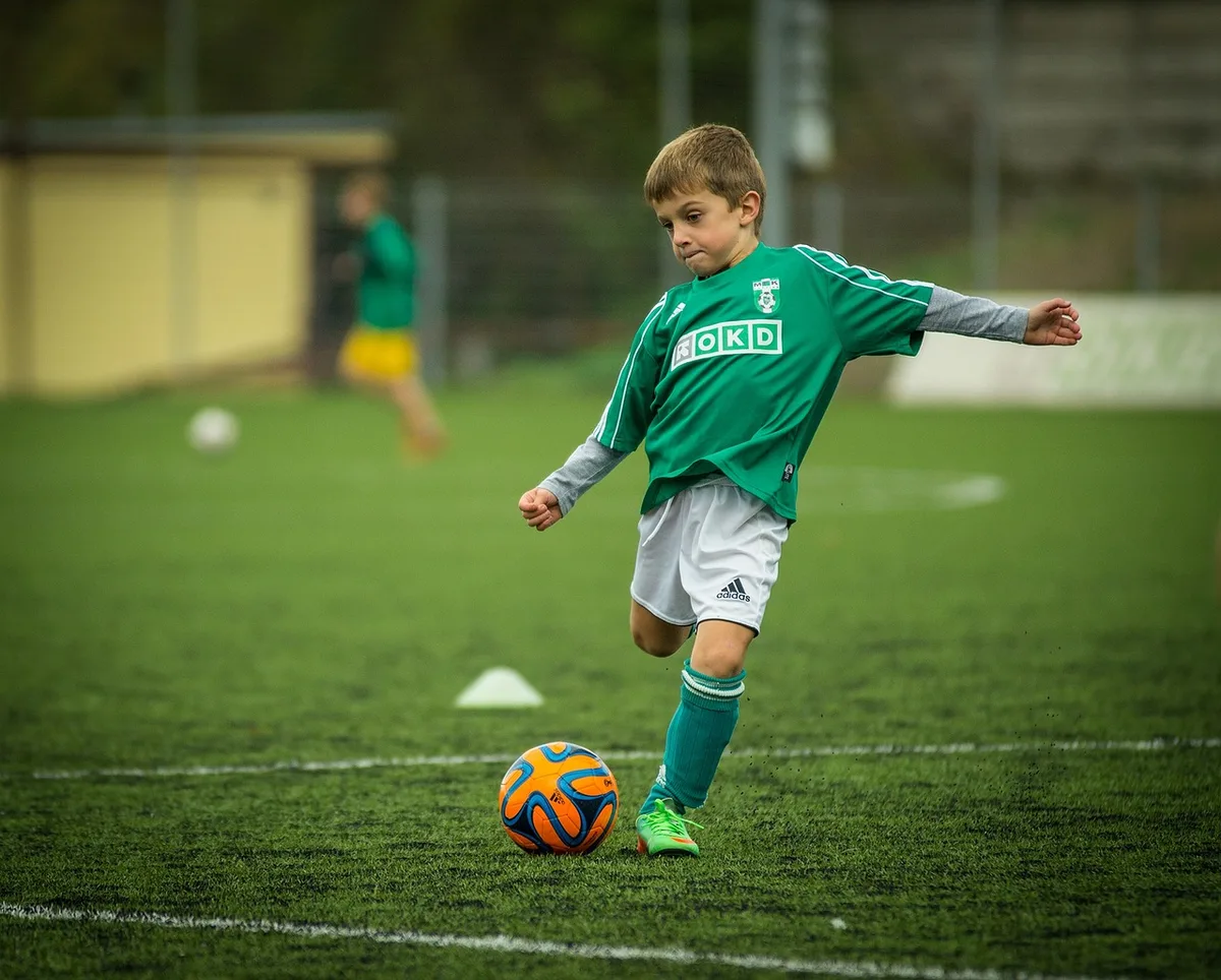 Fußballerin jubelt nach ihrem Tor