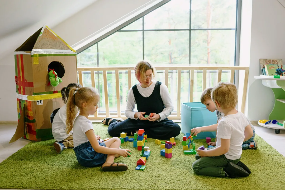 Eltern und Kinder in einer Kita-Betreuungssituation, die zeigt, wie verl&auml;ssliche Betreuung Beruf und Familie vereinbar m