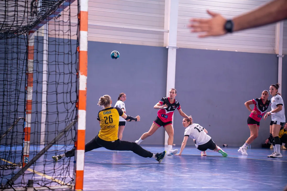 Handballspieler in Abwehrformation während eines Trainings
