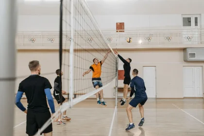 Handballmannschaft beim intensiven Abwehrtraining auf dem Spielfeld