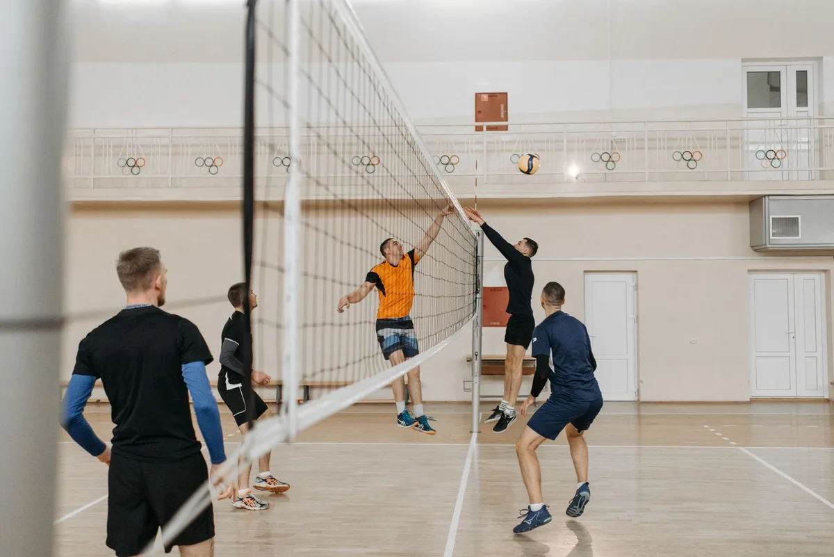 Handballmannschaft beim intensiven Abwehrtraining auf dem Spielfeld