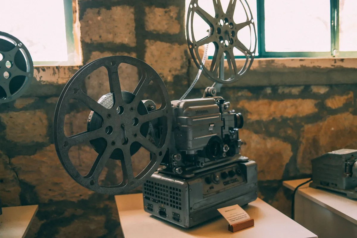 16-Millimeter-Filmprojektor mit Filmrollen im mobilen Kino
