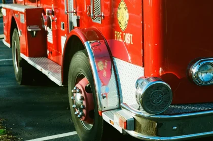 Alter roter Feuerwehrwagen mit aufgebauter Leinwand als mobiles Freiluftkino