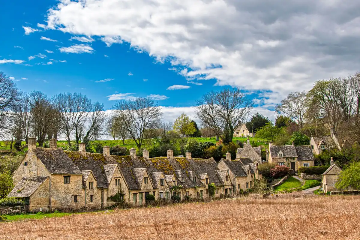 L&auml;ndliche Landschaft der Cotswolds mit gr&uuml;nen Wiesen und Steingeb&auml;uden