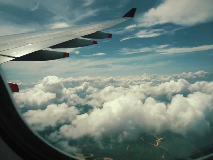 Luxuriose Flugzeugkabine mit Fensterblick auf Wolken und leeren Sitzen