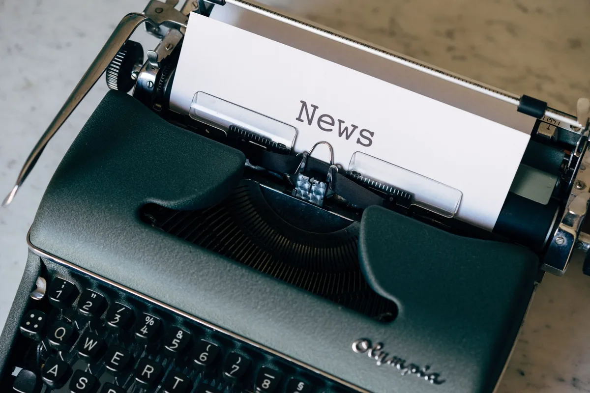 Arbeitsplatz eines Lokaljournalisten mit Notizen und Rechner
