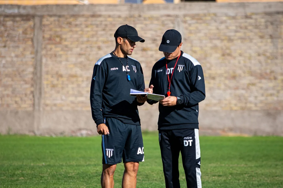 Mannschaft bei Trainingseinheit mit neuer taktischer Ausrichtung