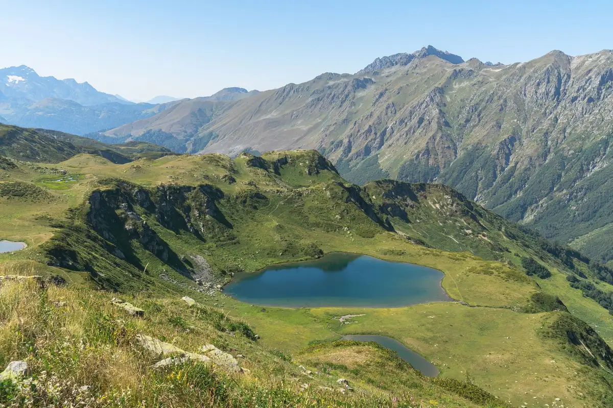 Reißende Flutwelle stürzt durch Bergtal nach Gletscherseeausbruch