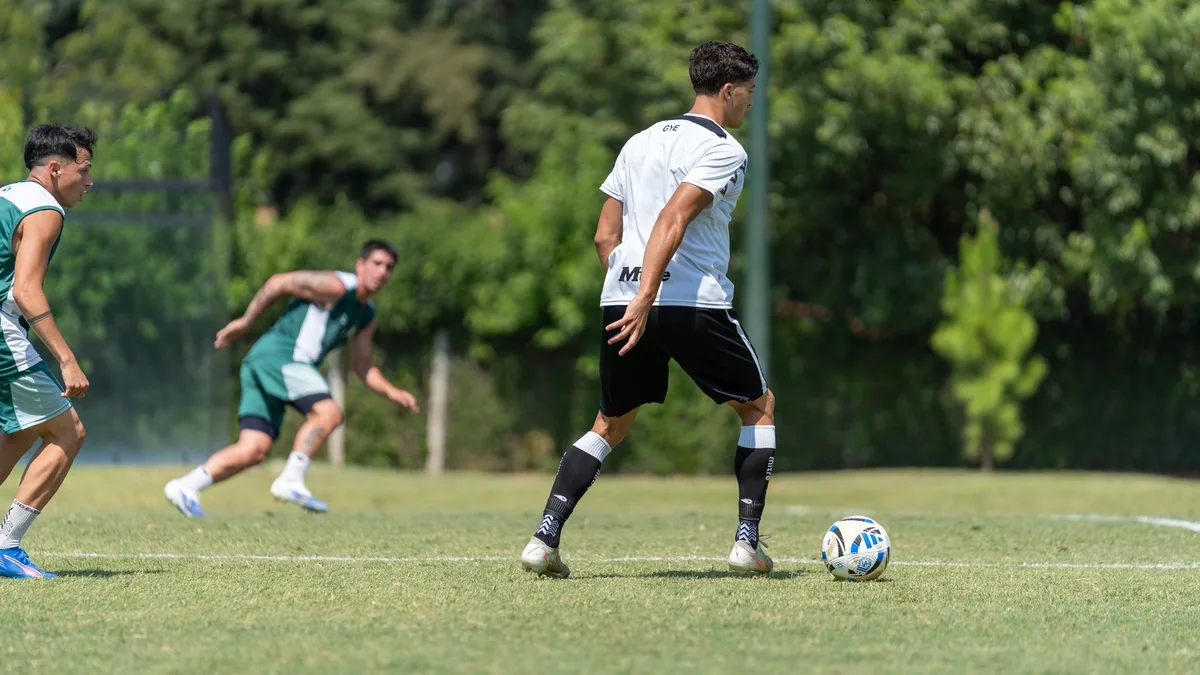 Spieler in defensiver Formation w&auml;hrend Trainingseinheit