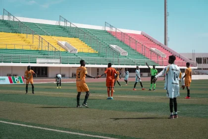 Fußballplatz im Stadion mit Spielersilhouetten und taktischen Linien