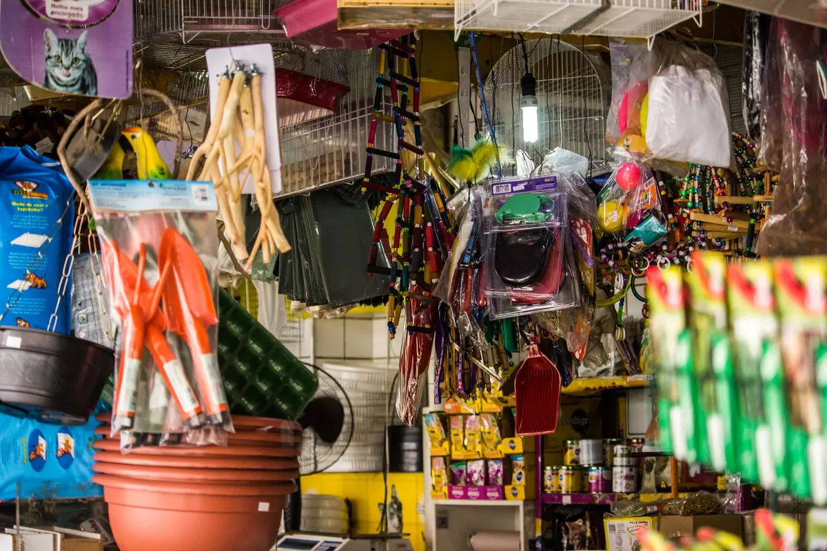 Tierhalter kauft Tierfutter und Zubehör im Baumarkt