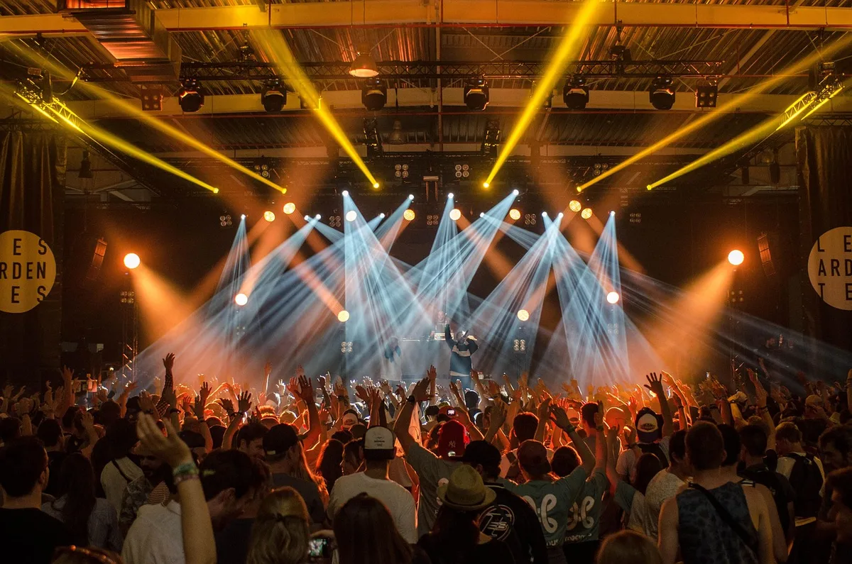 H&ouml;lzernes Amphitheater auf freiem Feld mit Publikum bei Open-Air-Konzert