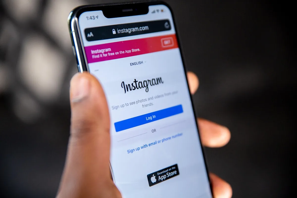 Smartphone mit Social-Media-App auf dem Display