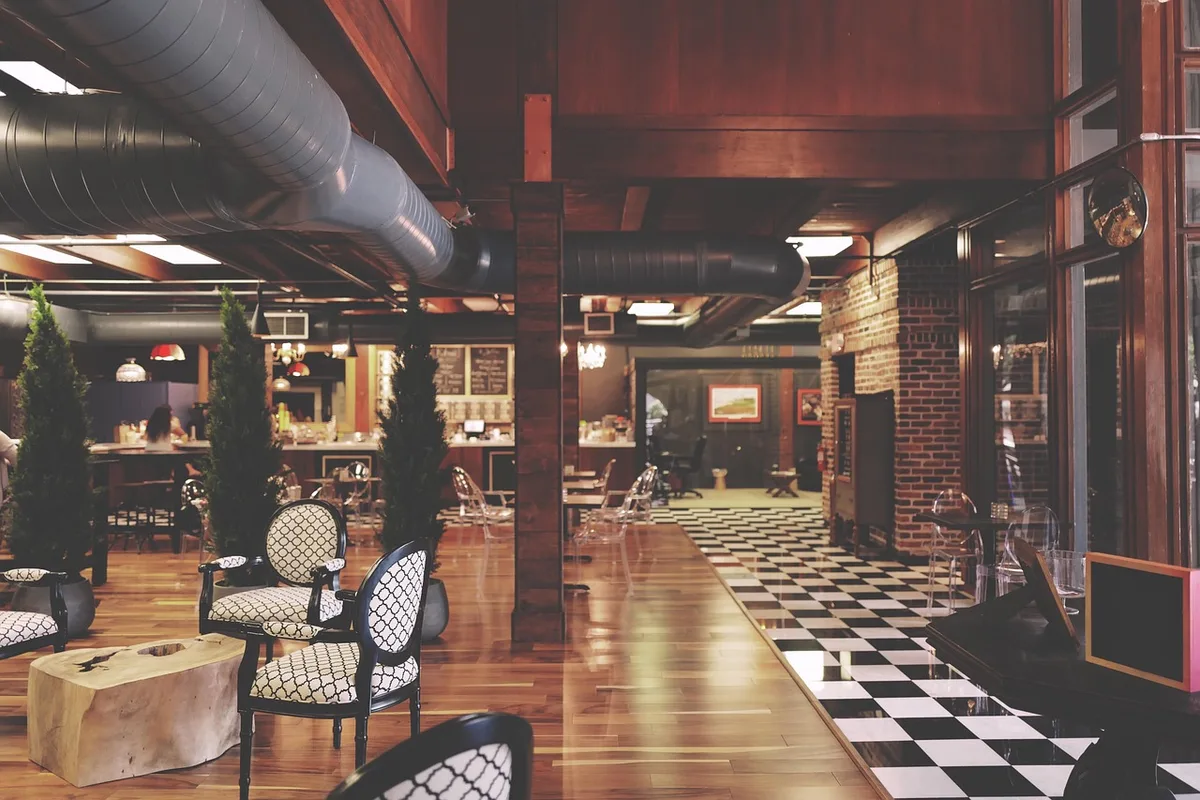 Klares Interiordesign mit schlichtem Hotelzimmer und funktionalen Details