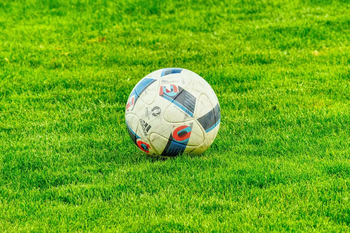 Fußballspieler in Aktion während eines Bundesliga-Spiels mit Comeback-Szenen