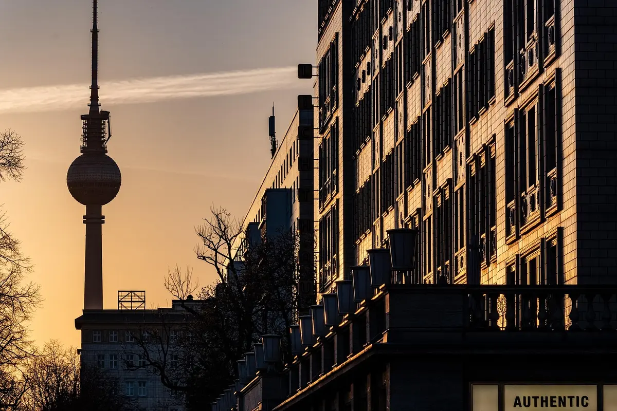 Teilweise Sonnenfinsternis über einer Stadtsilhouette bei Sonnenuntergang