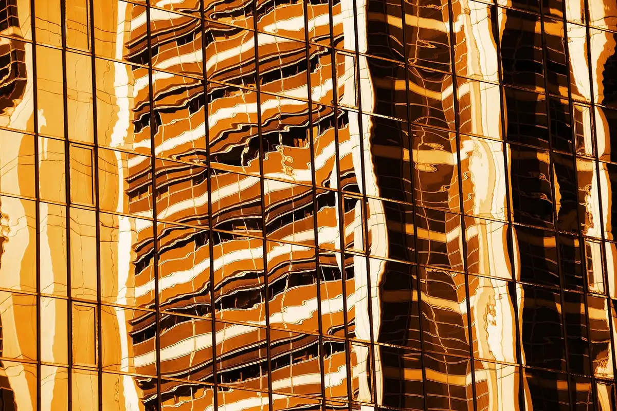 Fertige Wohngebäude mit Balkonen und Fenstern in Berlin
