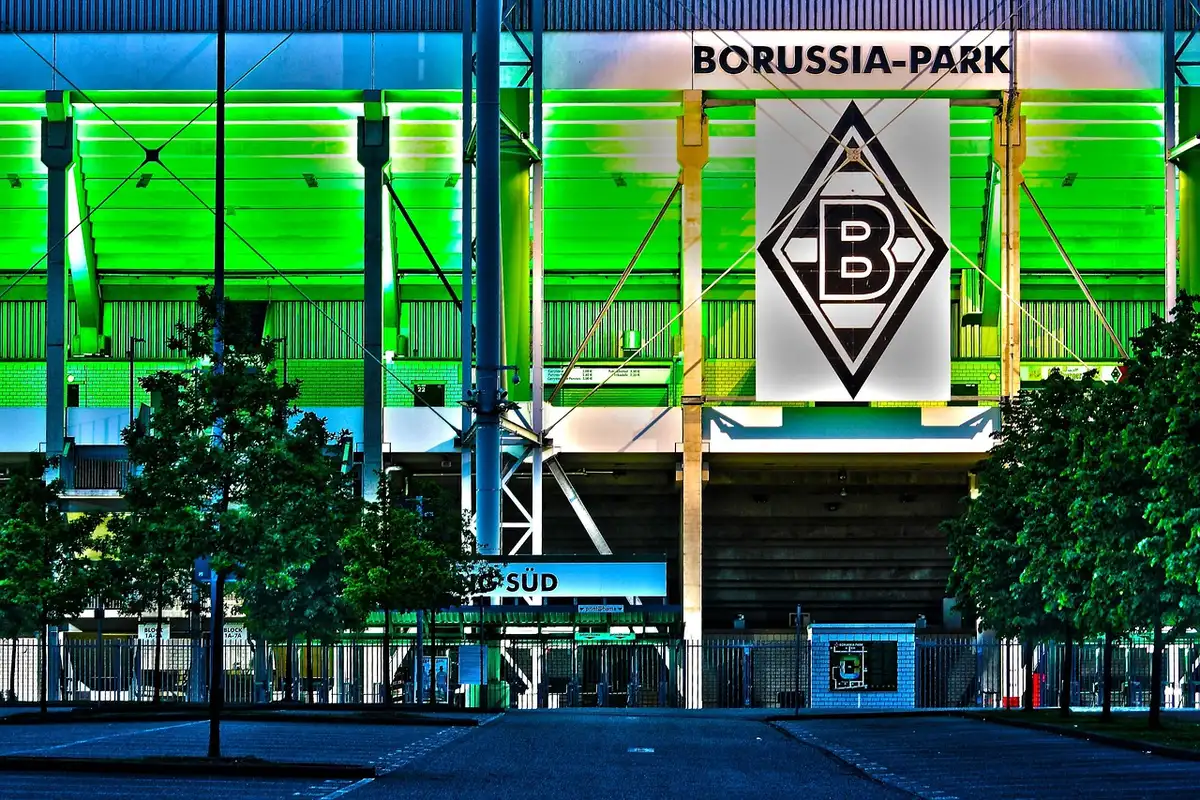 Ecke und volle Zuschauerränge im Stadion während eines Spiels