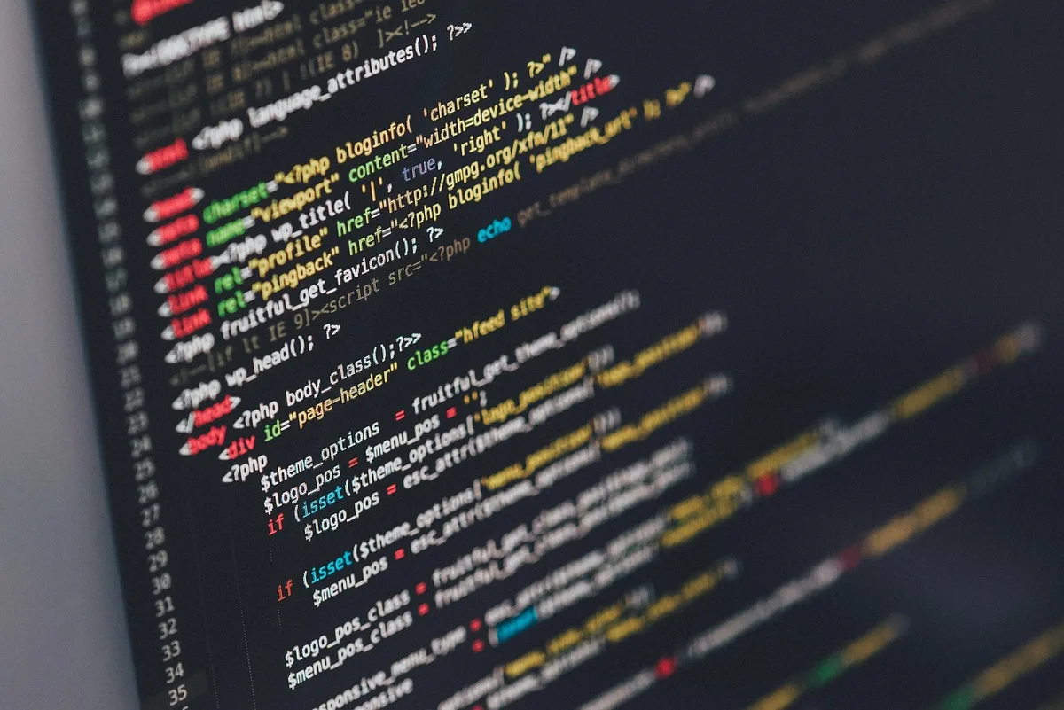 Computerbildschirm mit Datenanalysesoftware zur Auswertung von Verkehrsdaten
