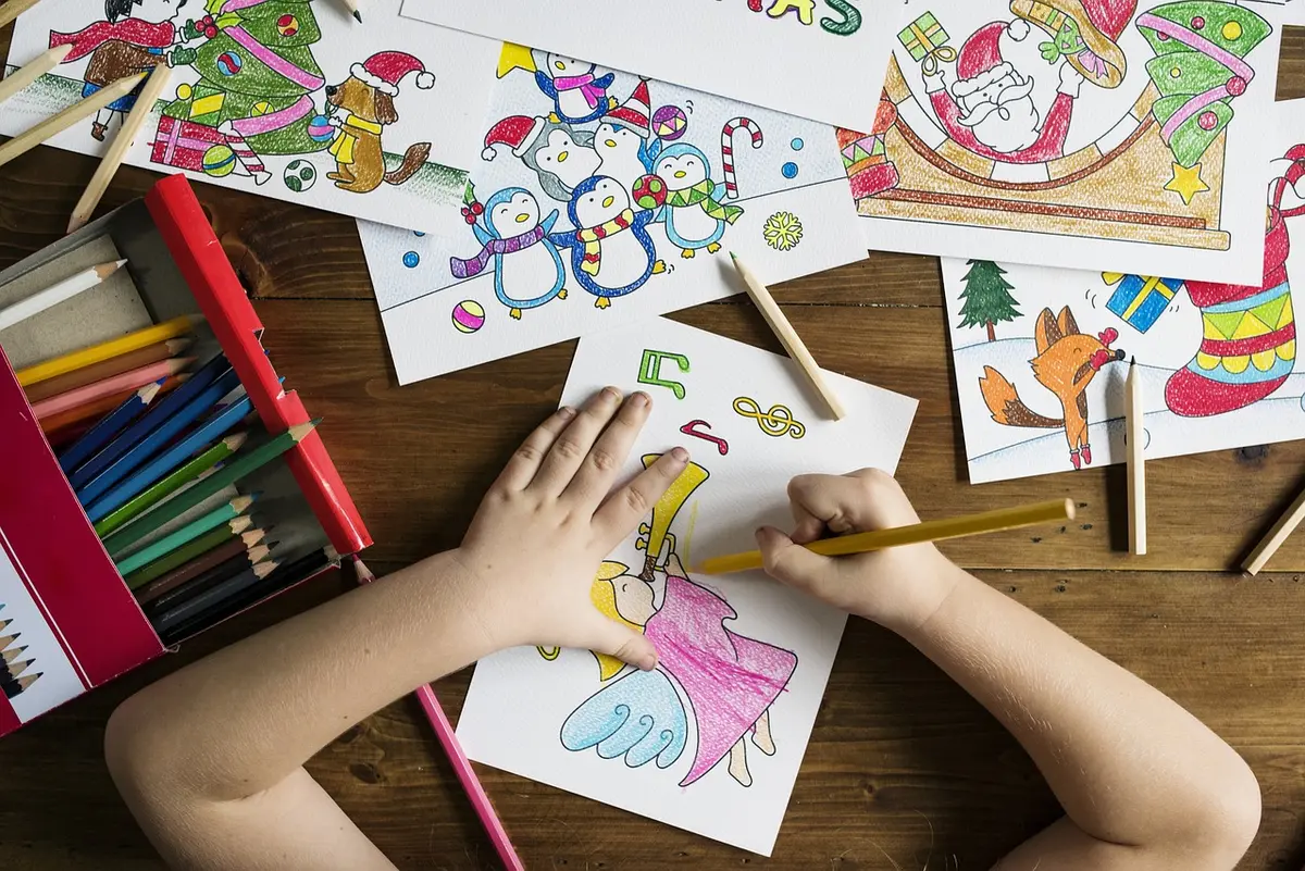 Schulsozialarbeiterin im Gespräch mit Schülerinnen im Klassenraum