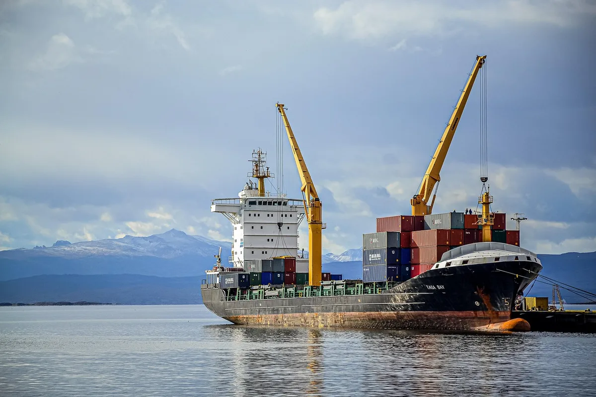 Frachtschiff mit verringertem Tiefgang navigiert durch flaches Wasser