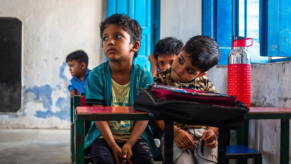 Schüler und Schülerinnen im Klassenzimmer beim Unterricht