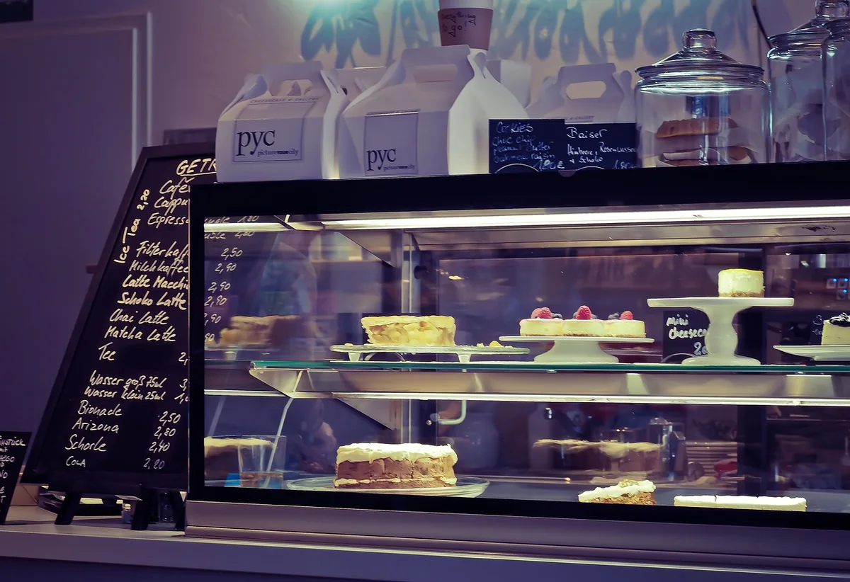 Theke einer Rösterei mit Kuchenstück und Kaffeetassen