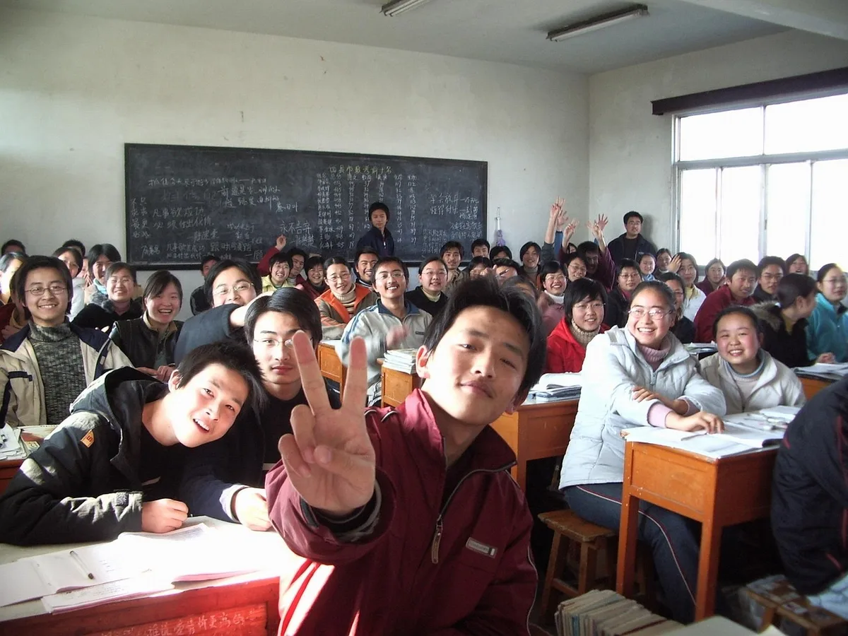 Ein überfülltes Klassenzimmer mit vielen Schülern an Schreibtischen während des Unterrichts