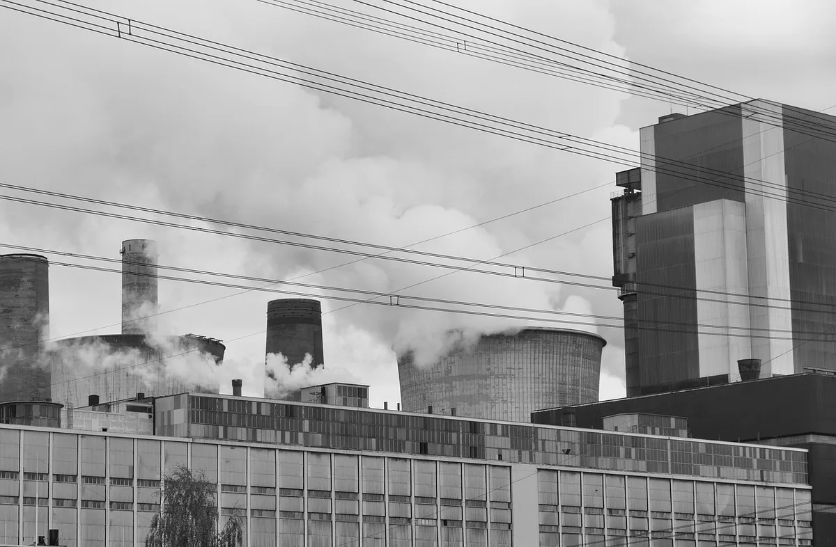 Blick in einen Kohlekraftwerkskessel mit Förderband, angedeutet für Umrüstung auf Eisenstaub