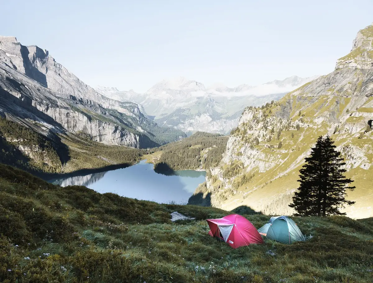 Überfluteter Campingplatz mit Zelten und Einsatzfahrzeugen bei Sturm