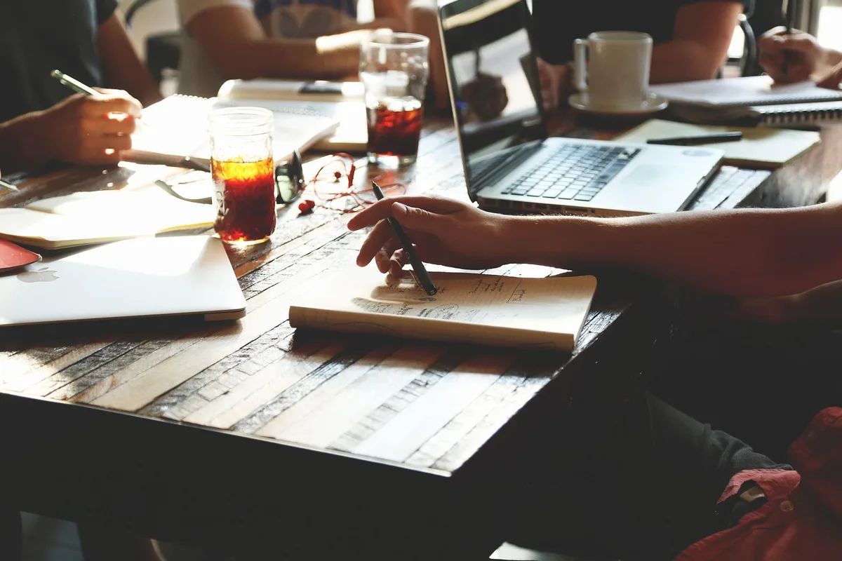 Mitarbeitende bei einem praxisnahen KI‑Training im Besprechungsraum